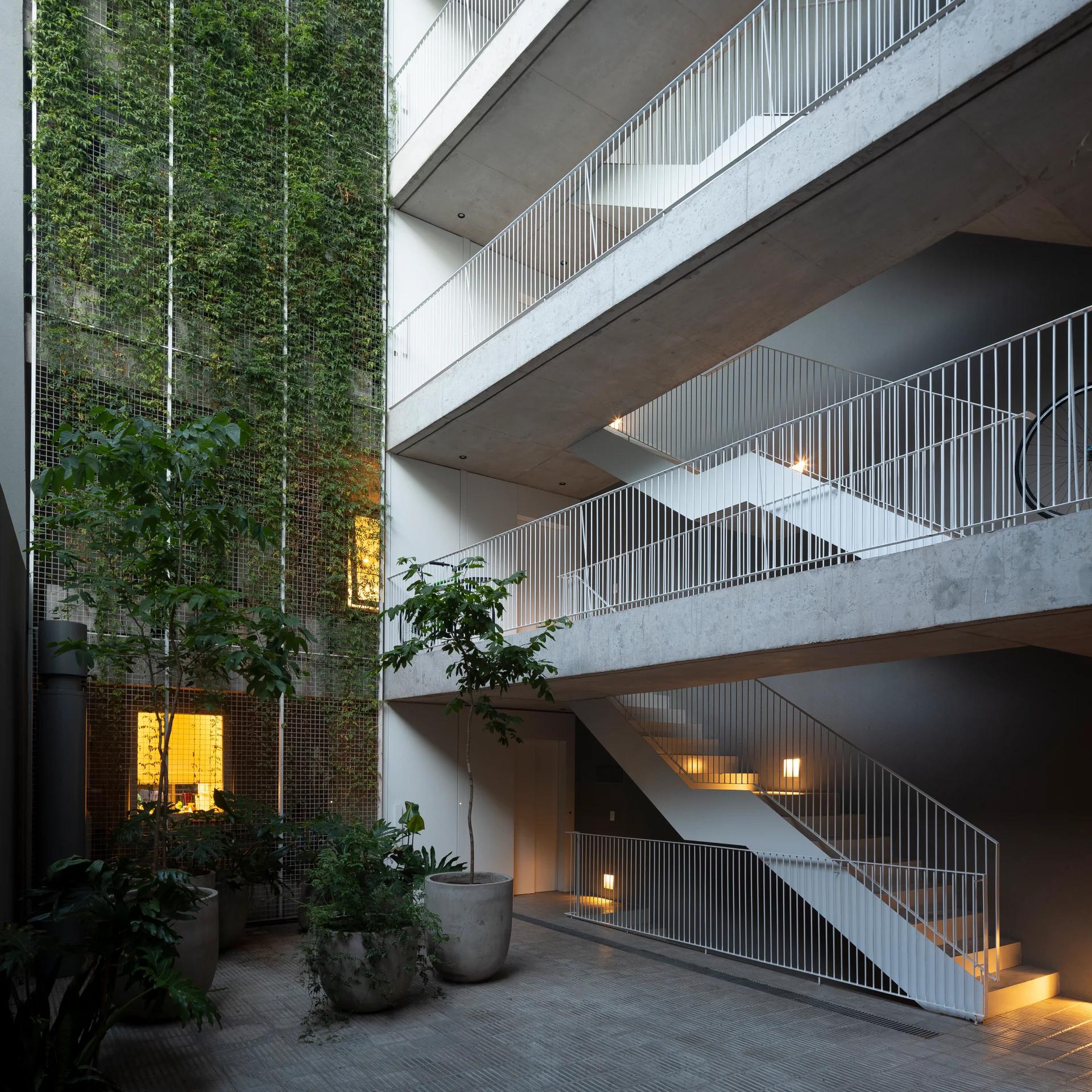 Edificio Conde 1113: La Reinvención del Espacio Común en un Solar Atípico