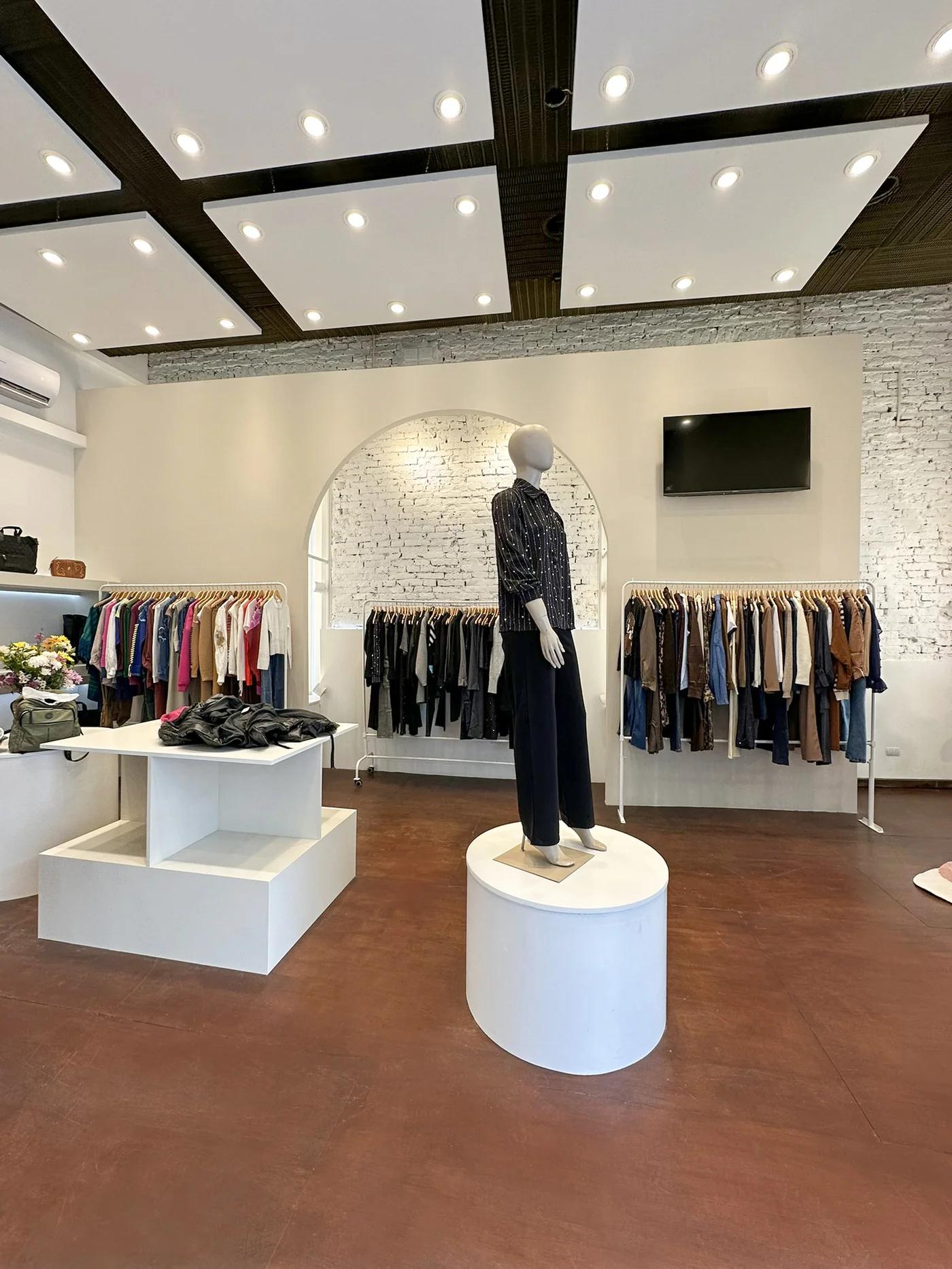Las Ramonas - Belaria: Local de indumentaria y taller en esquina histórica