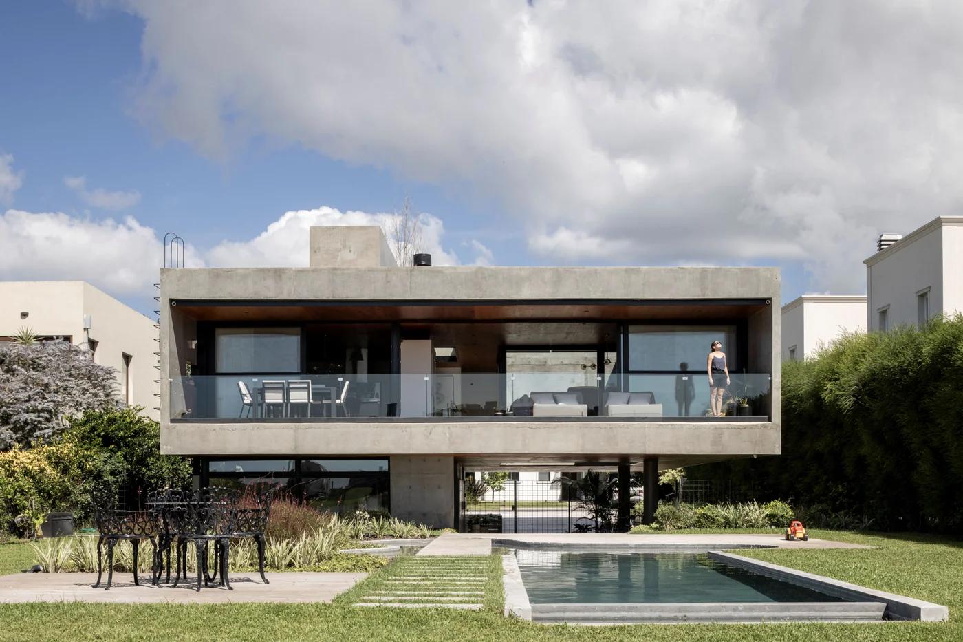 Casa en Los Troncos: un diseño elevado y funcional en Berazategui