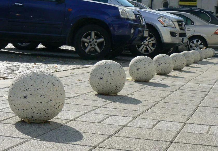 Bolardos de concreto: su función esencial en la seguridad vial y el espacio urbano