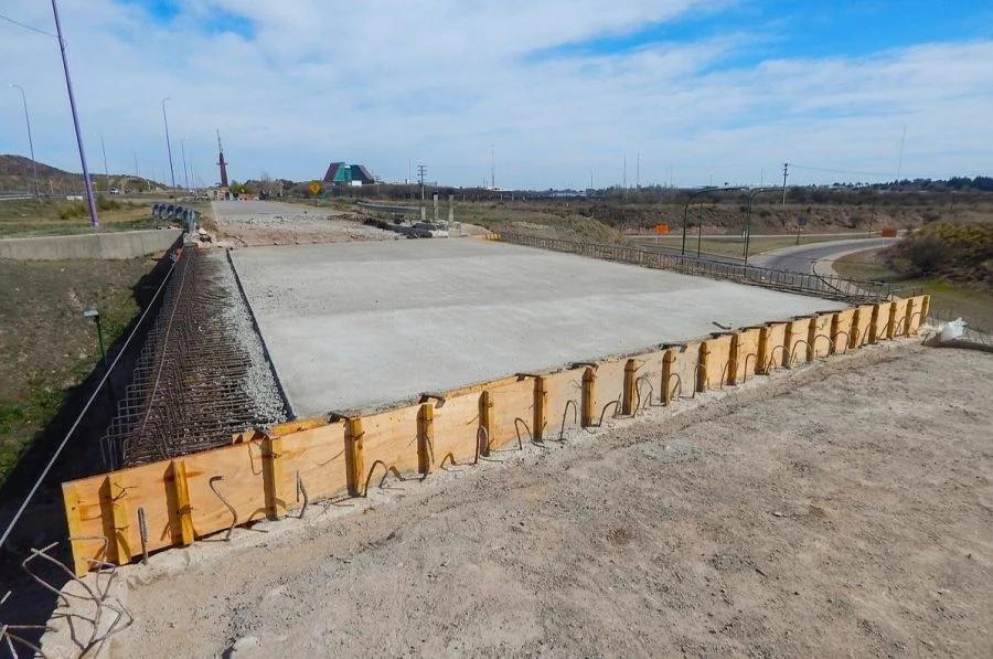 San Luis avanza con la reconstrucción de dos puentes sobre la avenida Eva Perón, frente al Hospital Central