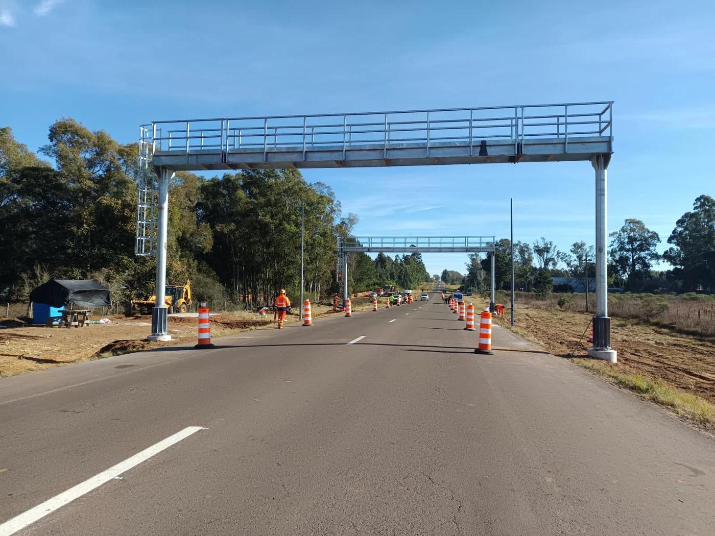 Instalan nuevos pórticos en la Ruta 27 para fortalecer control vial en Rivera