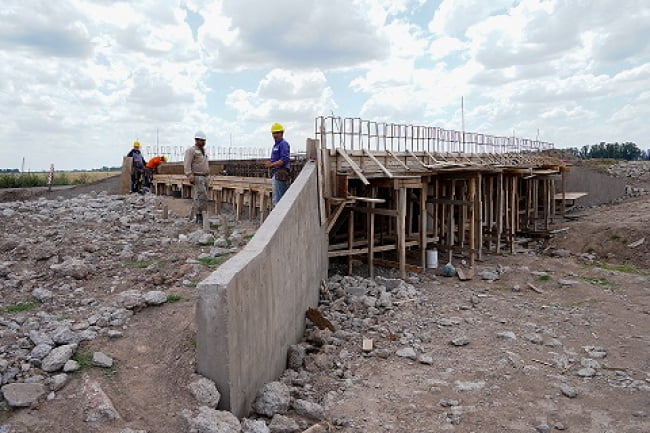 Navarro: continúan las obras en un puente de Villa Moll