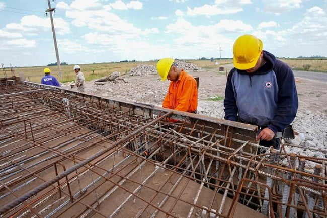 Navarro: continúan las obras en un puente de Villa Moll