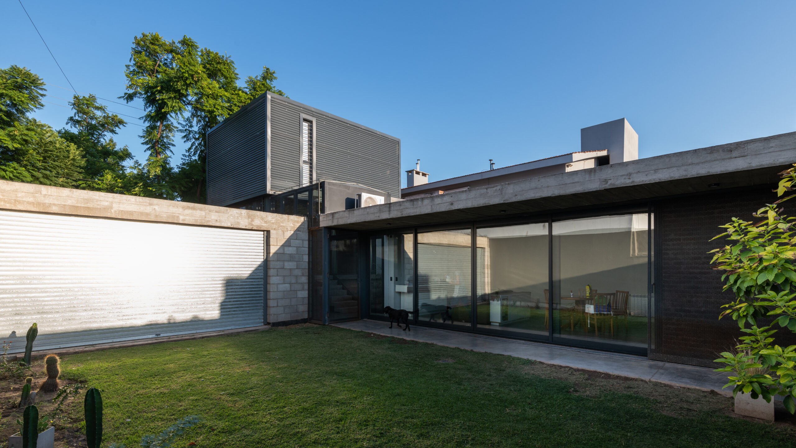 Casa Urrutia: Un Hogar Abierto y Evolutivo en el Corazón de Córdoba