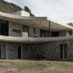 Habitar la Pirca: Una Oda al Paisaje Cordobés y la Memoria de la Piedra