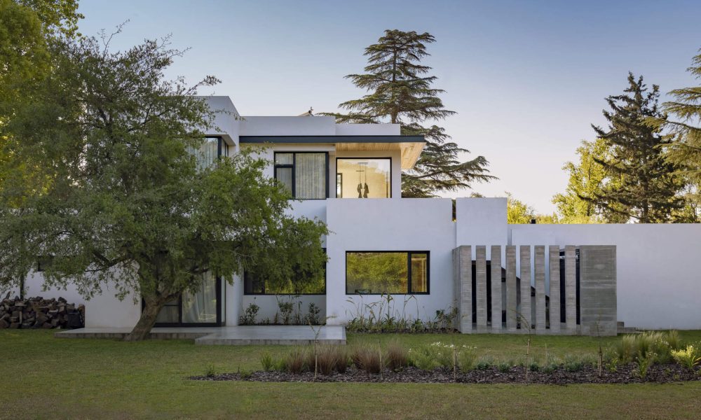 Casa Tetris: Arquitectura que Fusiona con la Naturaleza en Club de Campo Los Pingüinos