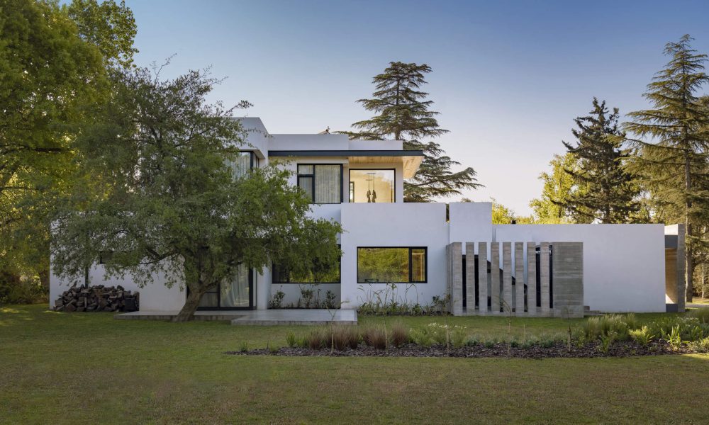 Casa Tetris: Arquitectura que Fusiona con la Naturaleza en Club de Campo Los Pingüinos