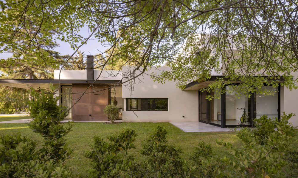 Casa Tetris: Arquitectura que Fusiona con la Naturaleza en Club de Campo Los Pingüinos