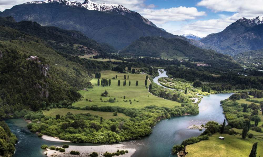 Uman Lodge Futaleufú: Un Refugio Arquitectónico en Armonía con la Naturaleza