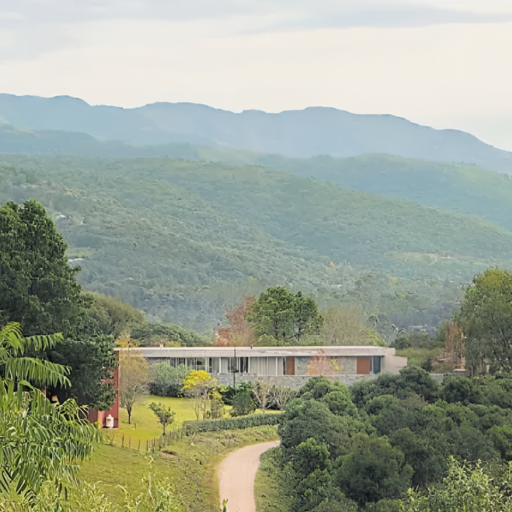 Integración perfecta: Casa Raco, una vivienda que se funde con la naturaleza en la serranía de Tucumán