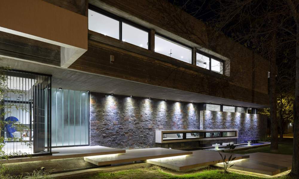 Casa EG: Diseño Innovador en San Jorge que Resalta la Funcionalidad y la Estética