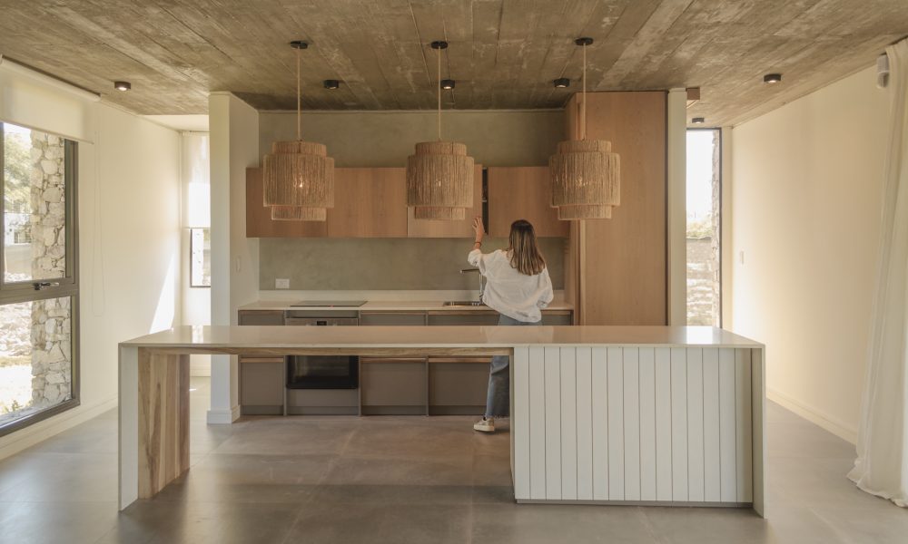 Casa Suelo: Un Refugio Contemporáneo que Enraíza Tranquilidad y Confort