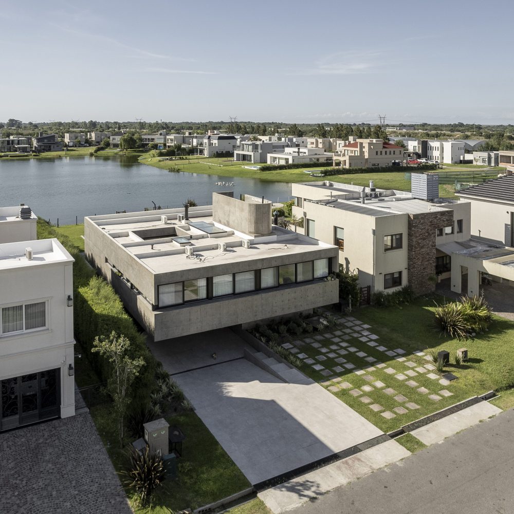 Casa en Los Troncos: un diseño elevado y funcional en Berazategui