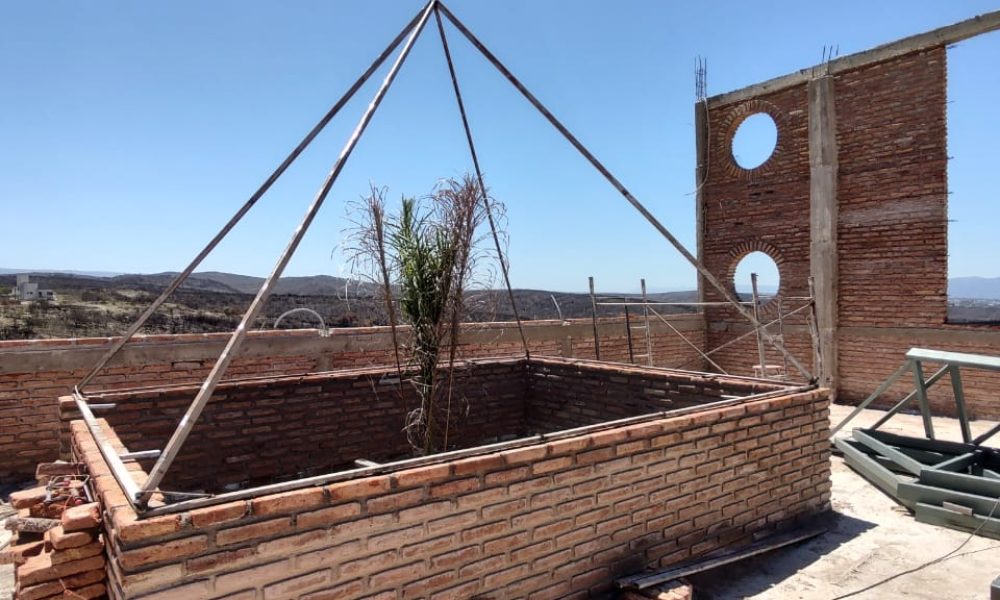 Dos Proyectos de ΛЯQ Estudio en Villa Carlos Paz: Un Viaje en el Tiempo y un Homenaje al Louvre