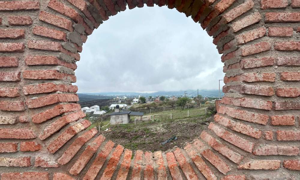 Dos Proyectos de ΛЯQ Estudio en Villa Carlos Paz: Un Viaje en el Tiempo y un Homenaje al Louvre