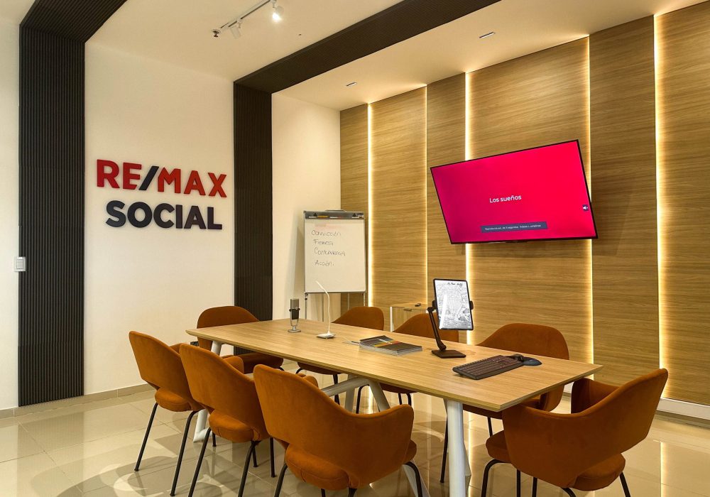 Espacios Flexibles y Sofisticados: ARQPlus Transforma la Oficina de Remax