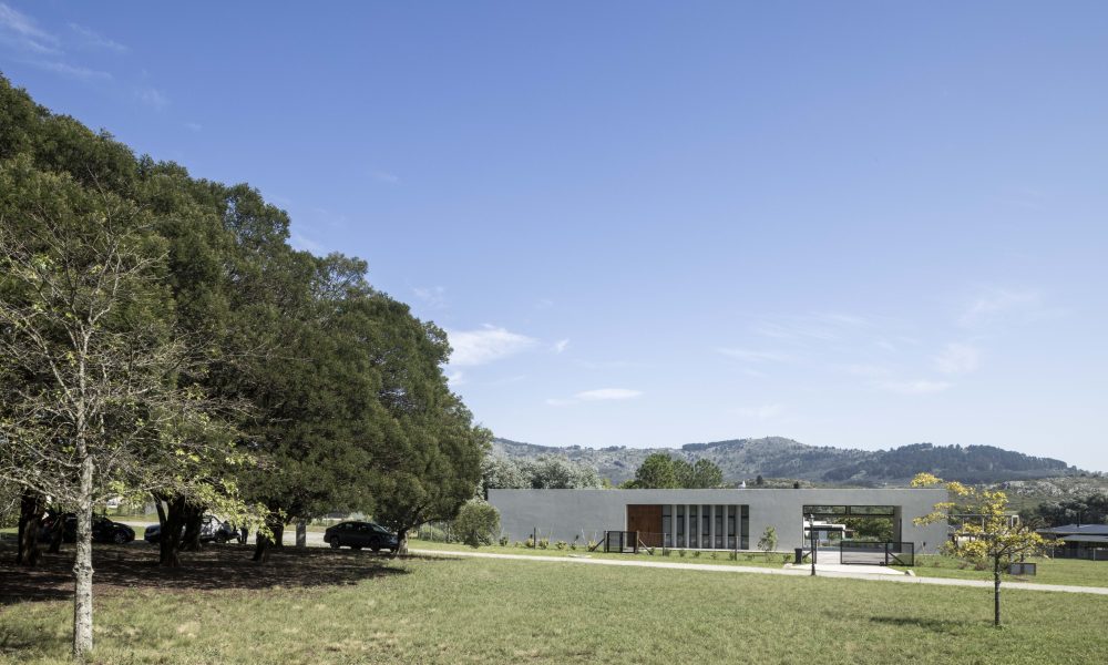 Casa PECE: Un Refugio Contemporáneo en el Corazón de Tandil